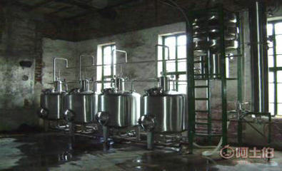 【果酒厂制造蒸馏酒的专用设备选择新乡鑫华生产的白兰地蒸馏机组好